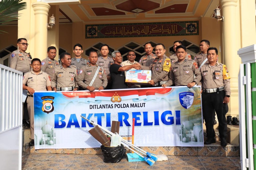 Ditlantas Polda Malut Gelar Bakti Religi, Bersihkan Masjid dan Salurkan Bantuan
