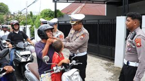 Polantas Polda Malut Tebar Berkah Ramadan, Bagikan Takjil dan Imbau Keselamatan