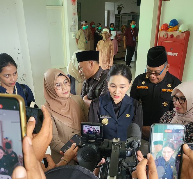 
 Gubernur Malut, Sherly Tjoanda usai menjenguk mantan gubernur Malut