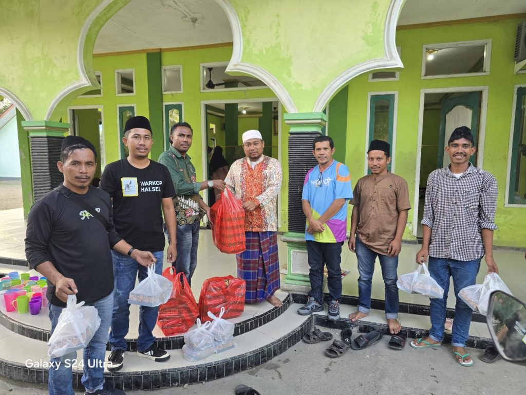 Warkop Halsel Berbagi Takjil, Sambangi Panti Asuhan dan Pengendara