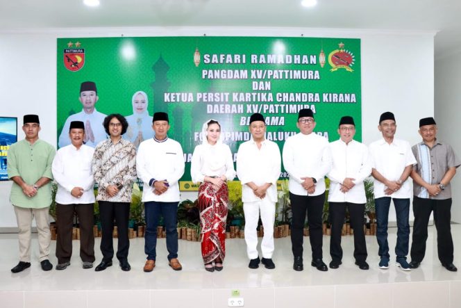 
 Pangdam XVI Pattimura dan Forkopimda Malut Santuni Anak Yatim Saat Buka Puasa Bersama