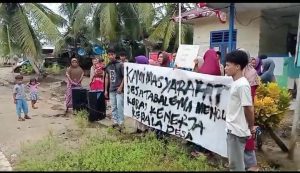 Drama di Tabalema, Warga Geruduk Kantor Desa Tuntut Kades Dicopot