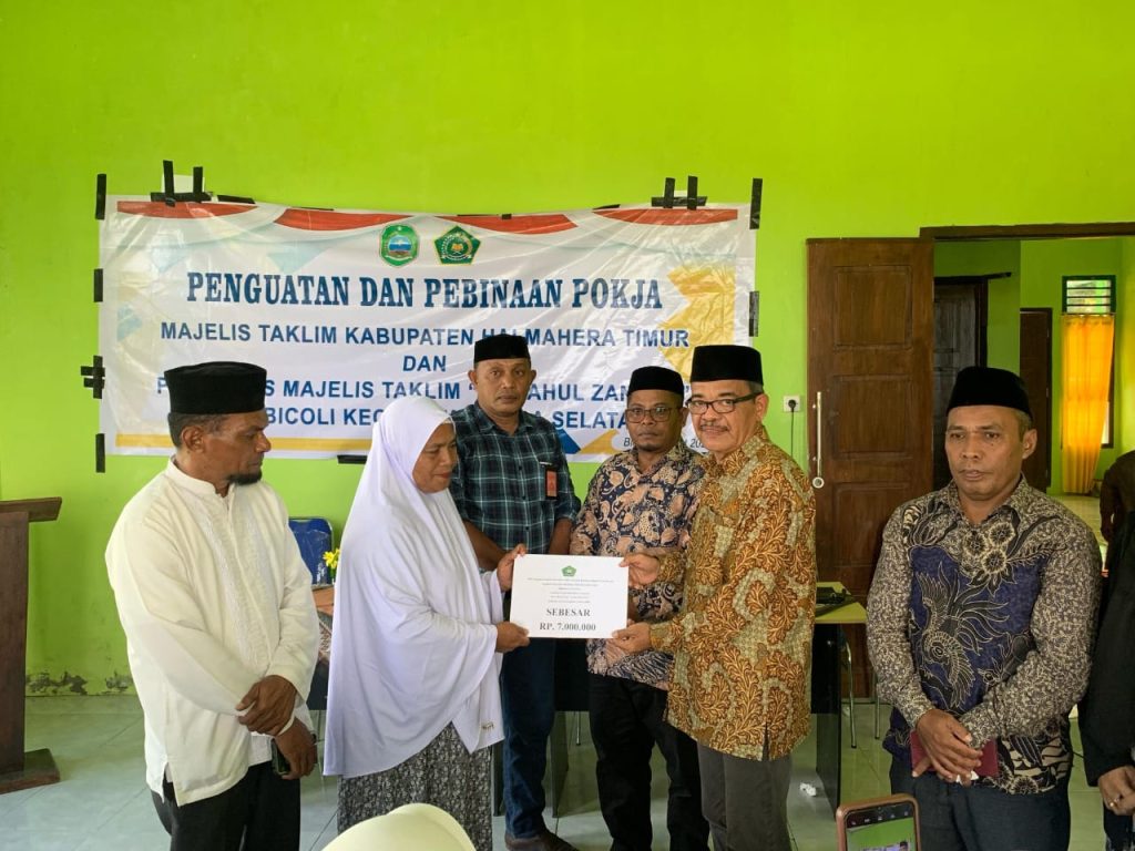 Majelis Taklim Dapat Penguatan, Kemenag Haltim Berikan Bantuan