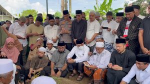 Bupati dan Wabup Halsel Iringi Pemakaman AGK di Bibinoi