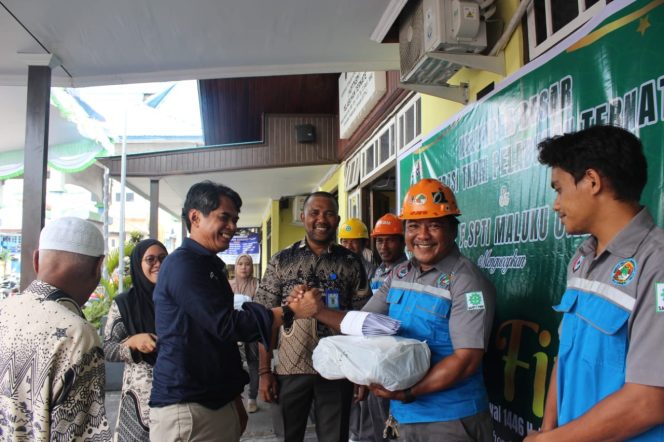 
 TKBM Pelabuhan Ahmad Yani Cairkan THR Rp 2 Miliar untuk 587 Anggota