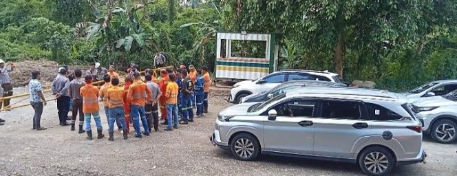 
 Karyawan NHM Blokir Akses Tambang, Protes Meski Tetap Digaji