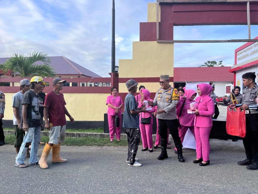 Polres Haltim dan Bhayangkari Bagikan Takjil, Pererat Kebersamaan di Bulan Ramadan