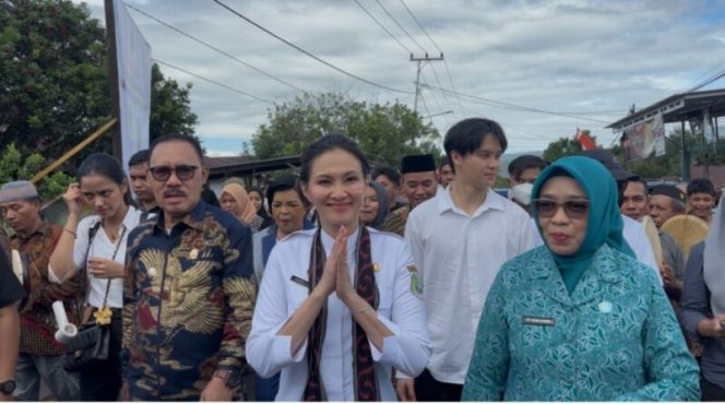 
 Gubernur Maluku Utara, Sherly Laos, bersama Bupati James Uang, tiba di lokasi Safari Ramadan di Desa Galala, Jailolo (Sumber foto RRI.co.id