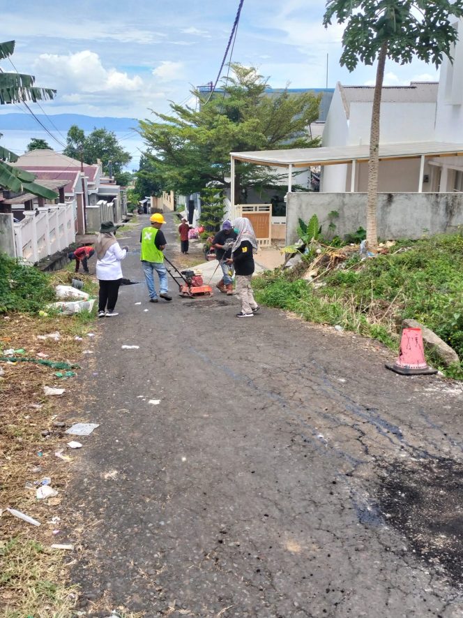 
 PUPR Ternate Tambal Jalan Berlubang di Kasturian, Targetkan Ruas Lain Menyusul