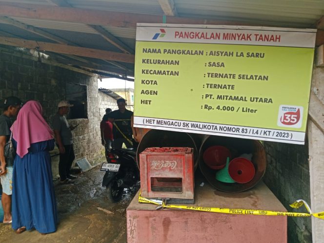 
 HUKUM: Garis polisi di pasang di pangkalan minyak tanah milik Aisyah La Saru di Kelurahan Sasa, Kecamatan Ternate Selatan, Maluku Utara. Pangkalan ini disegel karena terindikasi melakukan pelanggaran