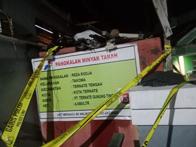 
 Salah satu pangkalan minyak tanah subsidi milik Reza Rodja di Kelurahan Takoma, Kecamatan Ternate Tengah yang disegel Polres Ternate/Joel