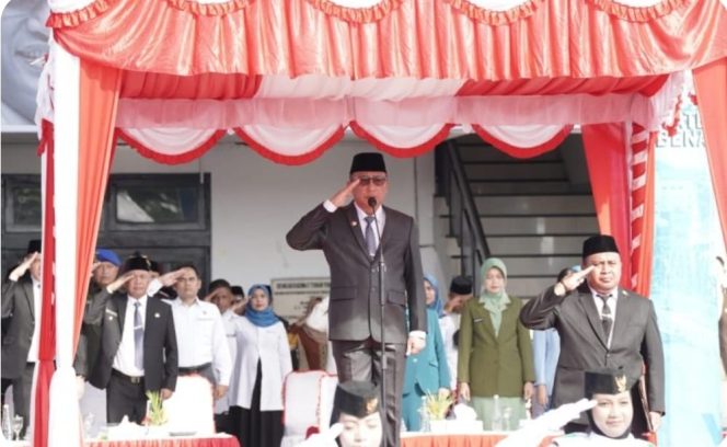 
 Wali Kota Ternate, M. Tauhid Soleman saat memimpin Upacara HUT Pemkot Ternate di Halaman Kantor Wali Kota