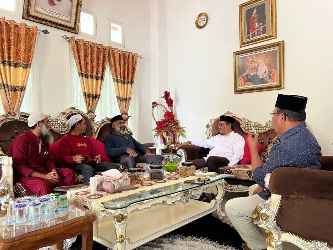 
 Suasana silaturahmi perangkat adat dari desa Wayamli, di kediaman Sultan Tidore di Ternate, Rabu (30/4/25)