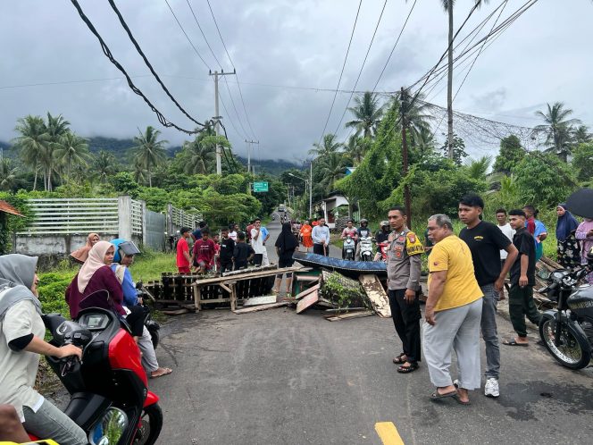 
 Warga Kastela dan Rua Blokade Jalan, Desak Pemkot Ternate Segera Kirim Alat Berat