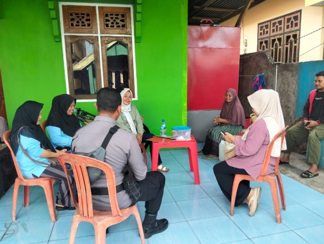 
 Tim Gabungan yang melibatkan Bagian Ekonomi Setda Kota Ternate, DPRD dan Pihak Kelurahan setempat saat melakukan sidak di salah satu pangkalan milik oknum polisi yang menjual dengan harga diluar HET