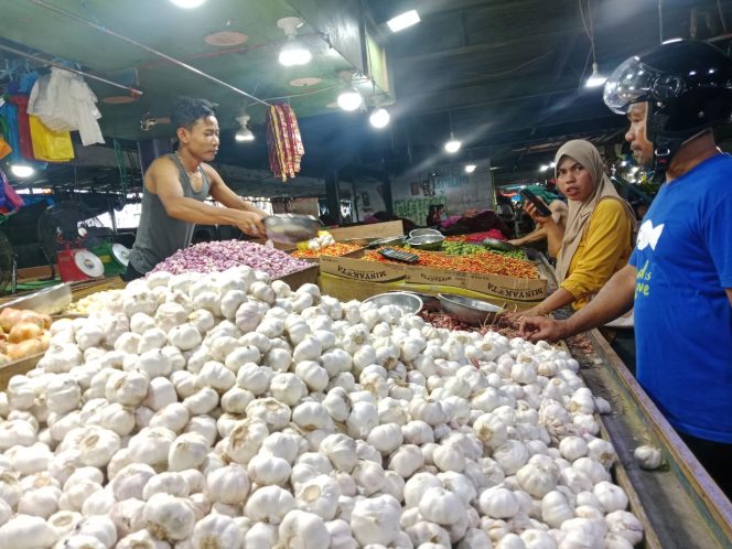 
 Penjual rempah di area pasar Bahari Berkesan, Ternate, Maluku Utara.