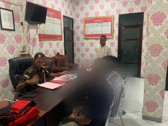 tiga Tersangka saat penyerahan du Kejakasaan Negeri Ternate
