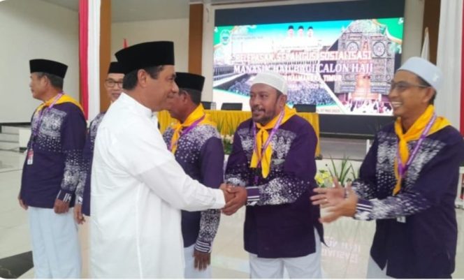 
 Bupati Ubaid Resmi Lepas 64 Calon Haji Haltim 2025