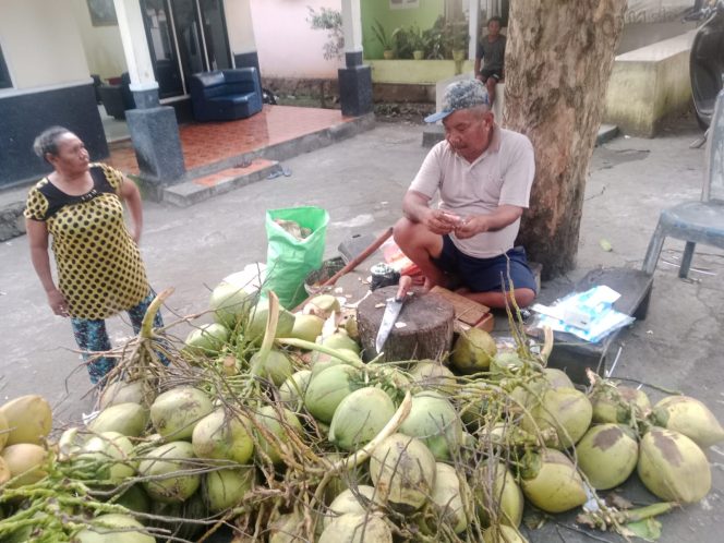 
 Sudirman, saat berjualan kelapa muda