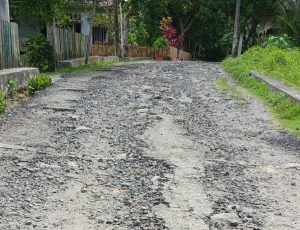 Warga Keluhkan Jalan Rusak di Belakang Kelurahan Doyado