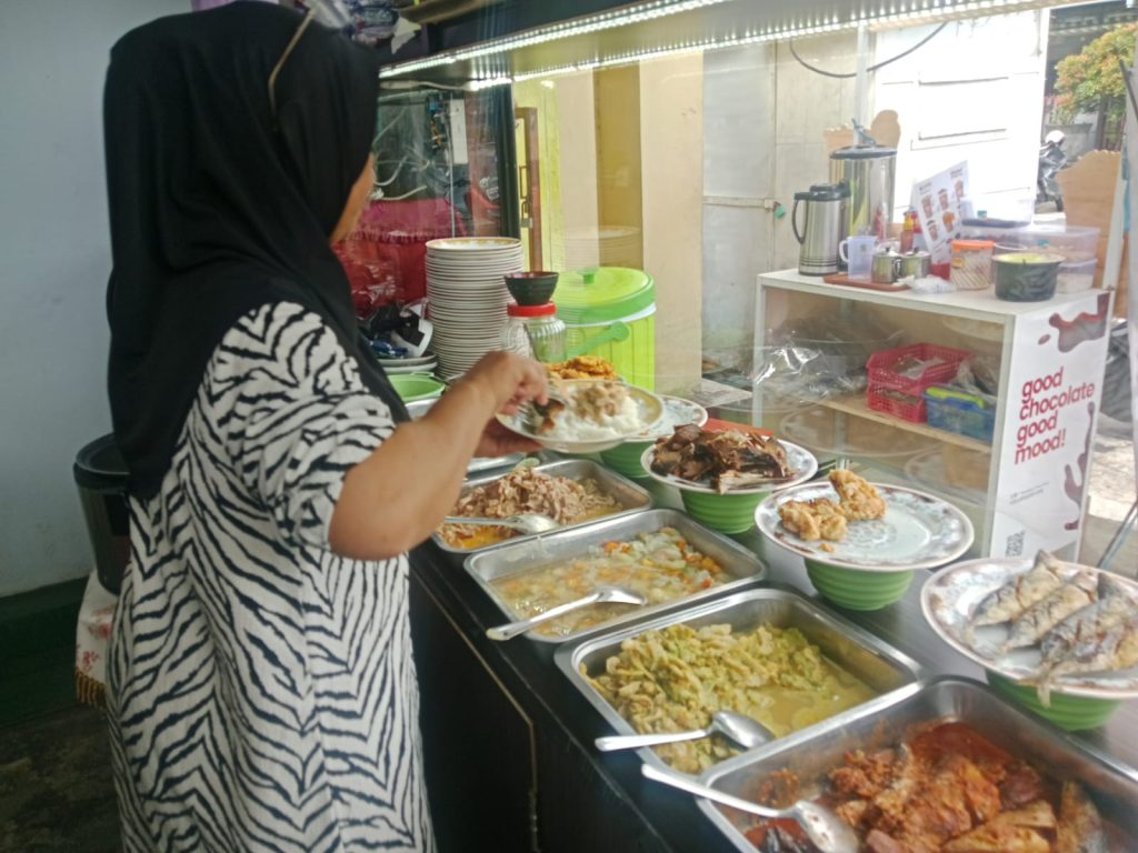 Ibu Cum, Peracik Nasi Campur yang Sarjanakan Anak Lewat Warung