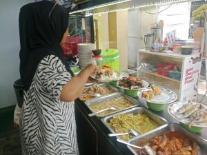 Ibu Cum, Peracik Nasi Campur yang Sarjanakan Anak Lewat Warung
