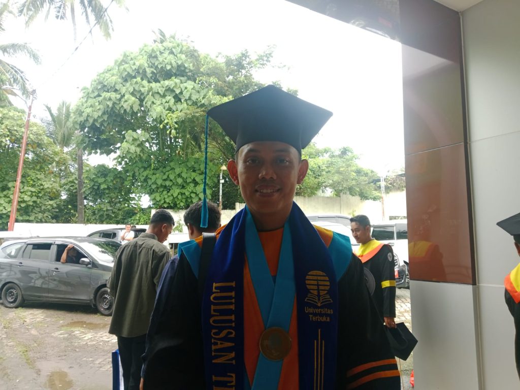 Dodi, Polisi Lulusan Terbaik UT Ternate dengan IPK 3,90