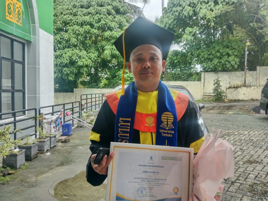 Tanpa Ayah dan Beasiswa, Rahim Jadi Lulusan Terbaik UT Ternate