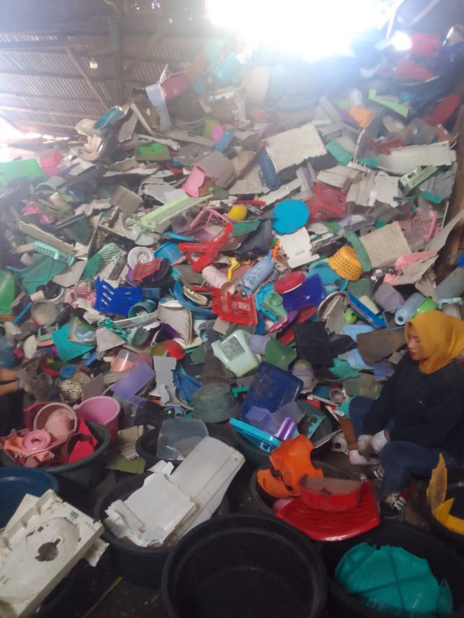 
 Limbah bengkel yang di buang ke dalam kali di Ternate hingga mengalir ke laut