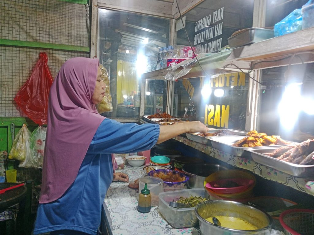 Warung Bude: UMKM Nasi Campur di Ternate dengan Omzet Rp1 Juta per Hari