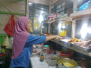 Warung Bude: UMKM Nasi Campur di Ternate dengan Omzet Rp1 Juta per Hari