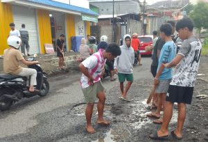 Warga Tambal Jalan Rusak di Kalumata, Pemkot Dinilai Lamban