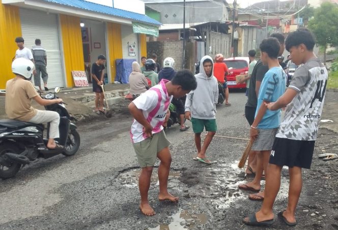 
 Warga Tambal Jalan Rusak di Kalumata, Pemkot Dinilai Lamban