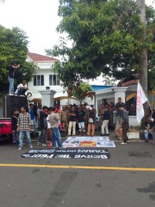 FMN Sorot Bisnis Gubernur, Aksi Digelar di Depan Hotel Pribadi