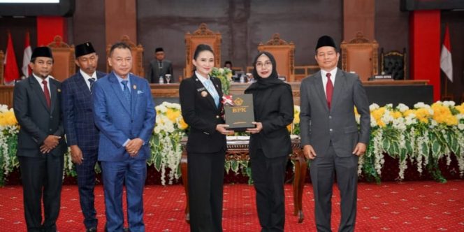 
 Sherly T. Laos saat menyerahkan dokumen LHP di kantor BPK Perwakilan Malut.