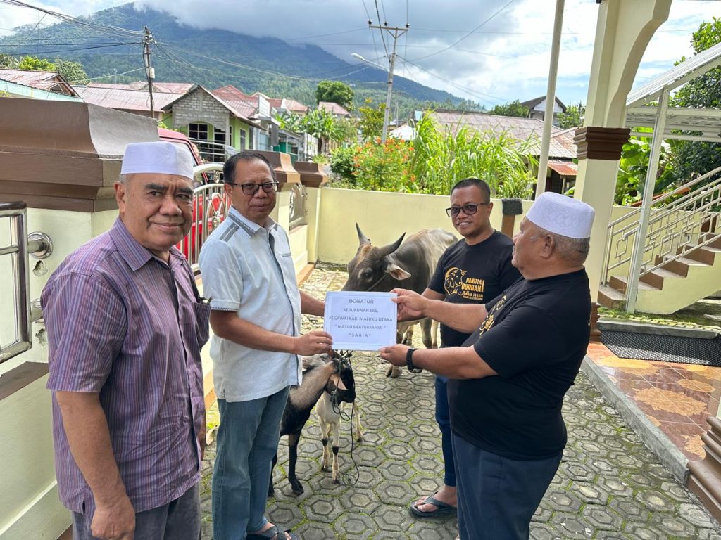 Syahril Abduradjak Serahkan Hewan Kurban di Ternate