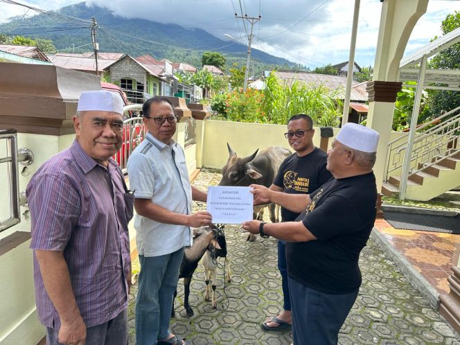 
 Sahril Abduradjak saat menyerahkan hewan Qurban