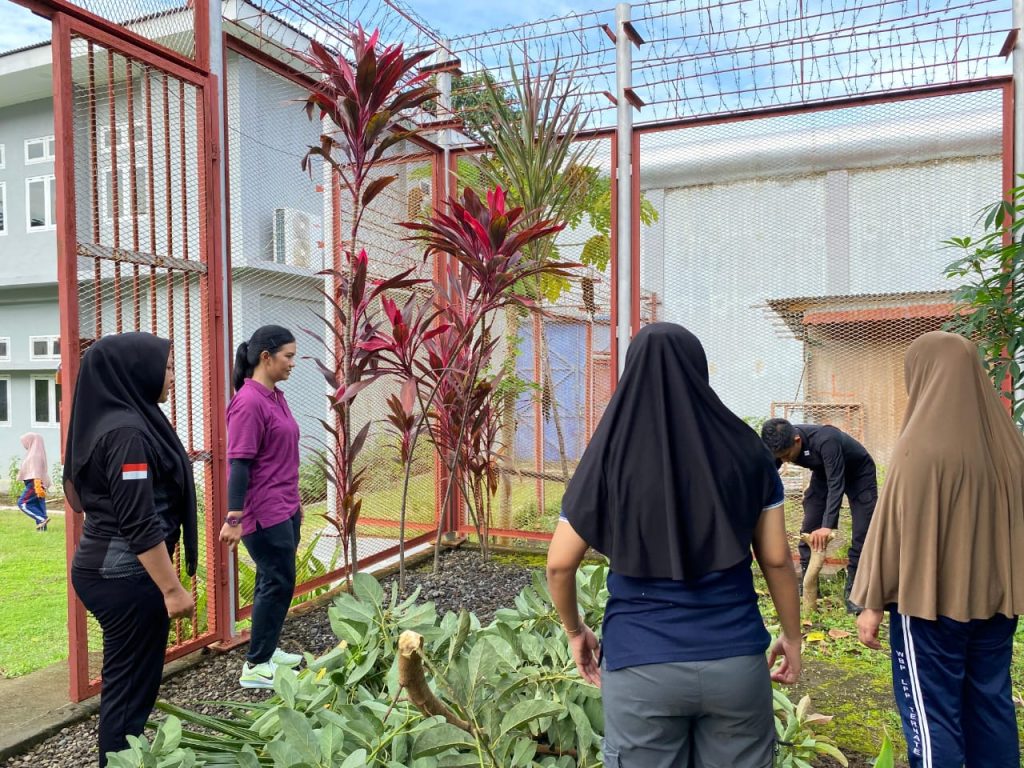 Lapas Perempuan Ternate Gelar Jumat Bersih, Pegawai dan Warga Binaan Kompak Beraksi