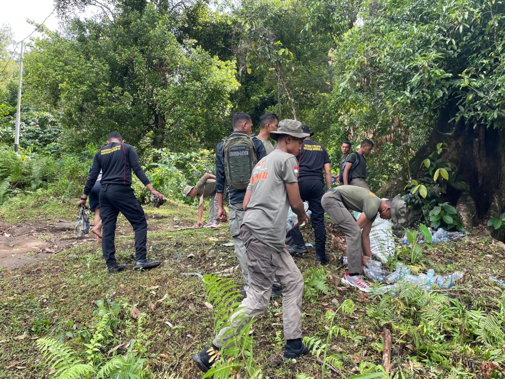 Satbrimob Bersihkan Jalur Wisata Taman Love di HUT Bhayangkara ke-79