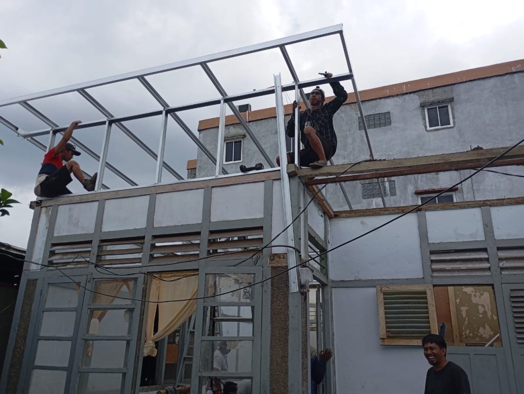 Nasab Foundation Bantu Renovasi Atap Rumah Nenek Rohana di Ternate
