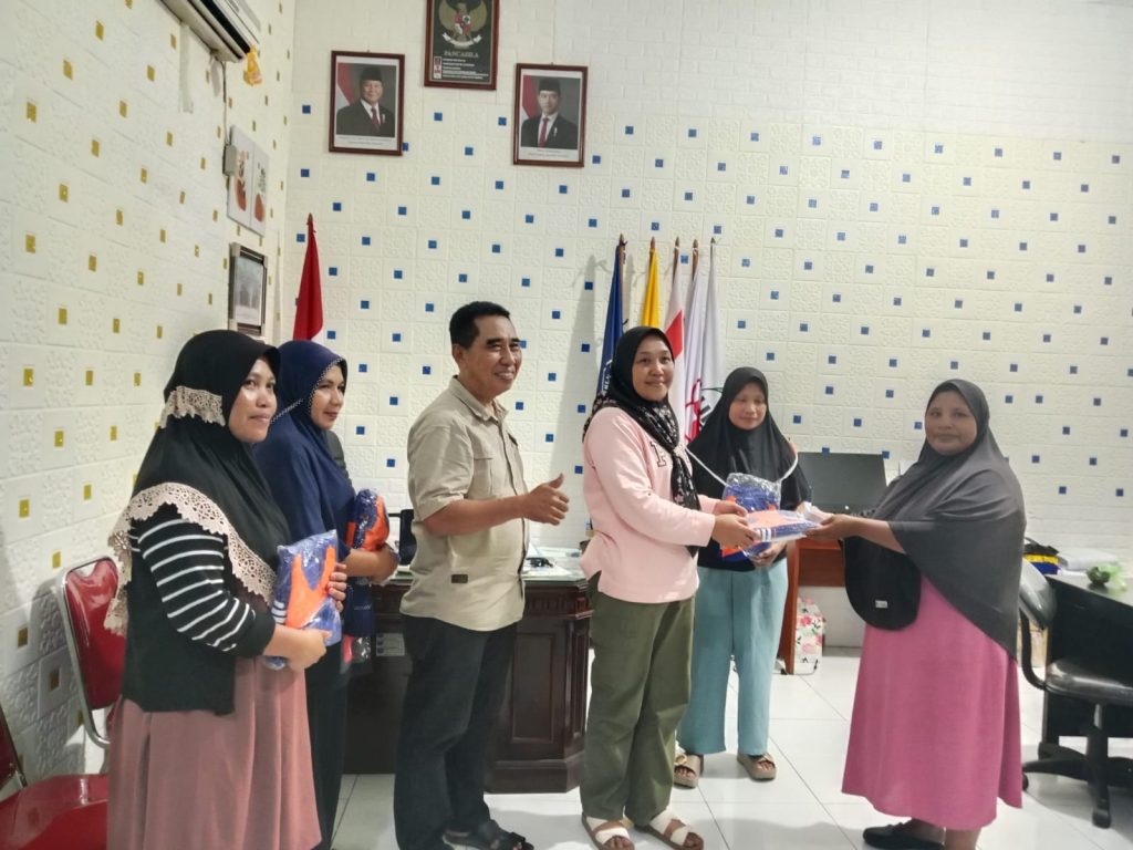 Anggota DPRD Ternate Bantu Seragam Sekolah untuk Siswa Kurang Mampu