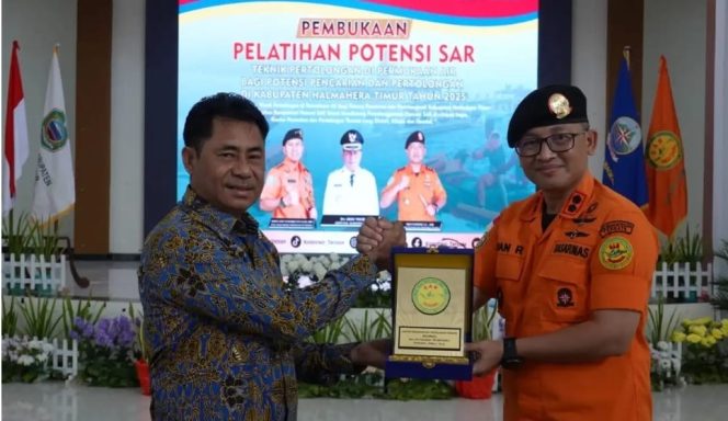 
 Bupati Haltim Buka Pelatihan Water Rescue untuk Potensi SAR