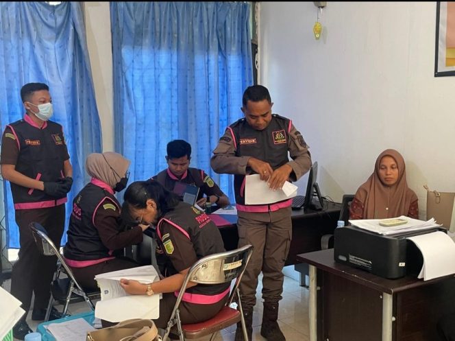 
 Jaksa saat melakukan penggeledehan