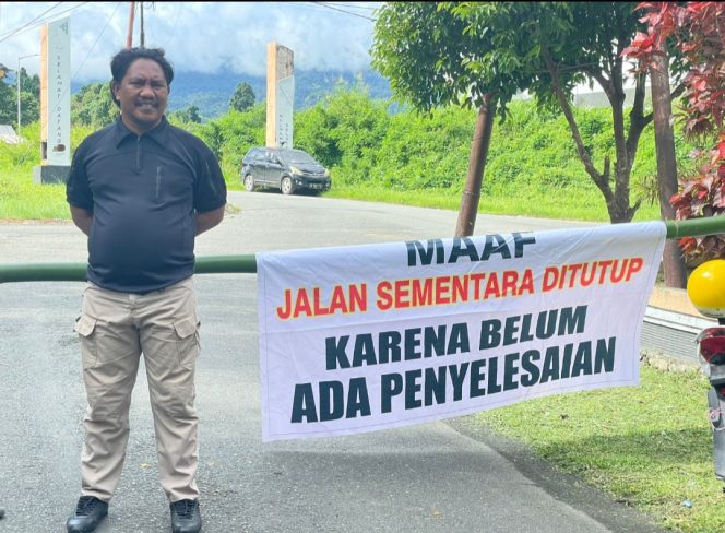 
 17 Tahun Tak Diganti, Warga Palang Akses ke Kantor DPRD Halsel
