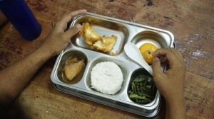 Puluhan Siswa SMKN 5 Ternate Diduga Keracunan Usai Makan MBG