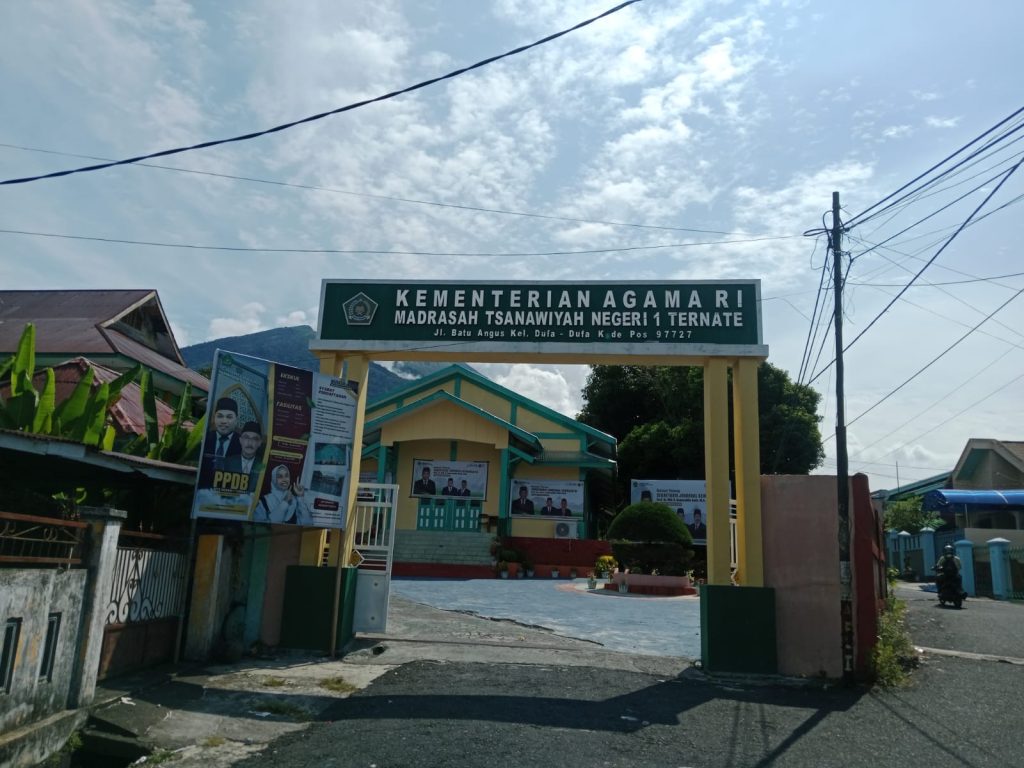 Kepala MTsN 1 Ternate Akui Ada Belatung di Makanan Gratis: “Kami Diminta Jaga Rahasia”