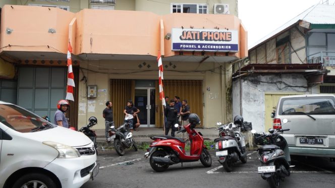 
 Pecahkan Kaca Mobil, Pria Tak Dikenal Gondol Tas Berisi Uang di Ternate