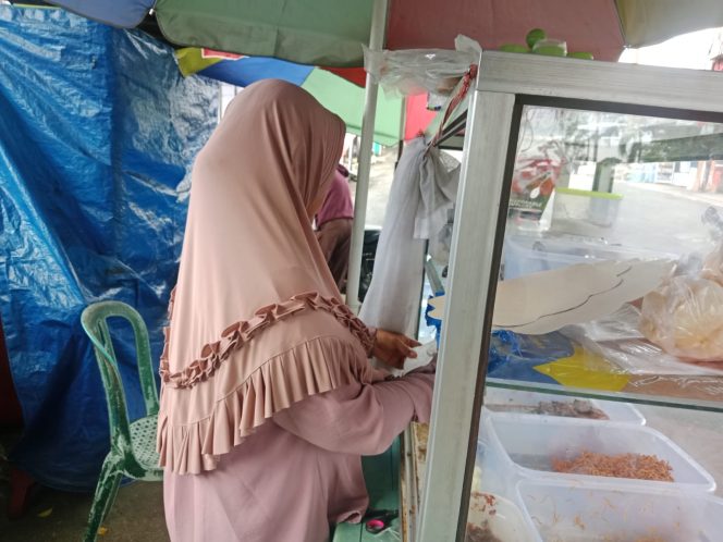 
 Marni, Penjual Nasi Kuning yang Hidupi Keluarga dan Sekolahkan Anak Hingga Kuliah