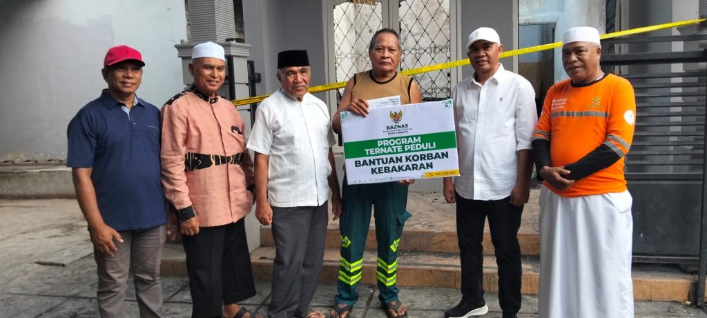 Wawali Ternate Antar Bantuan untuk Rumah Sundari Sofyan yang Terbakar