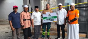 Wawali Ternate Antar Bantuan untuk Rumah Sundari Sofyan yang Terbakar